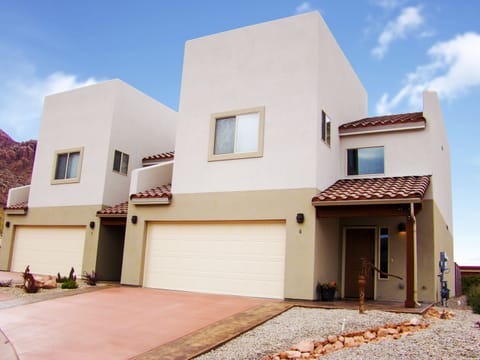 6 Desert Wind Drive