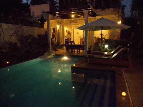 Romantic dinner by the pool.