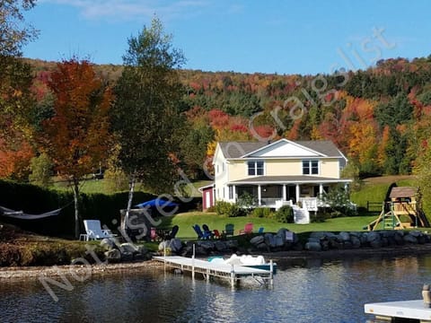 Beach House with Cabin Feel & 1/2 Screened & 1/2 open Lakeside Porch. 