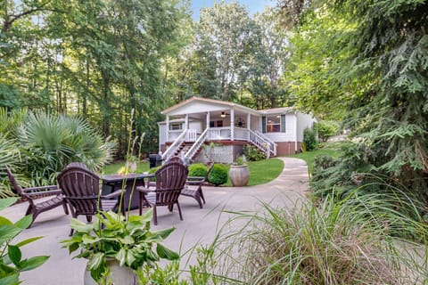 Firepit waterfront boat house 75 steps away