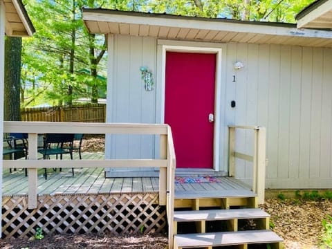 Entrance Cabin 1