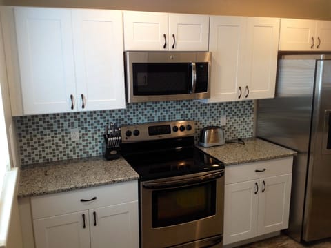 Glass mosaic backsplash, microwave, toaster, coffee maker, ice/water dispenser!