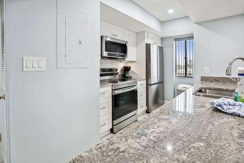 Kitchen - Granite counters, stainless steel appliances