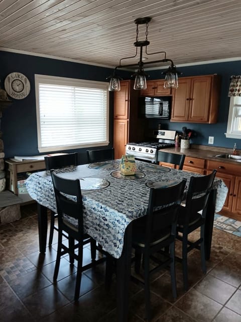 Upstairs Kitchen Table/Seating for 6