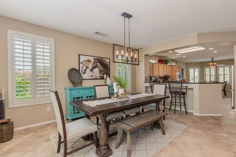 Dinning area seats 9 w/ room for more in the kitchen...break some bread & enjoy!