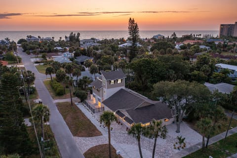 Stunning home a short walk to Clearwater Beach
