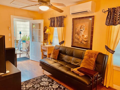 Welcome to the Adorable Apartment in Montrose!
