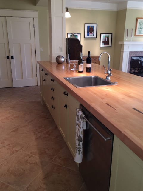 full kitchen and bar