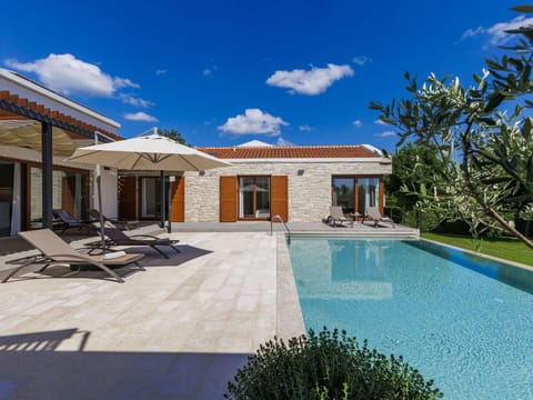 Cloud, Sky, Water, Plant, Building, Property, Window, Swimming Pool, House, Shade