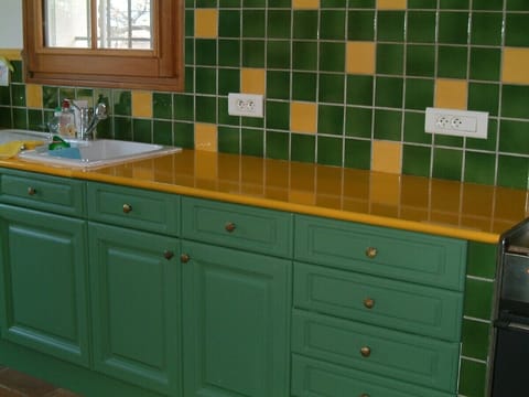 A different view of the kitchen