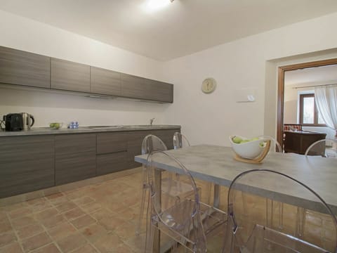 Cabinetry, Table, Furniture, Building, Wood, Picture Frame, Interior Design, House, Countertop, Flooring