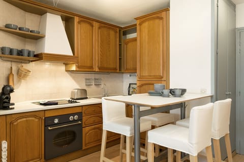 Breakfast Bar / Kitchen