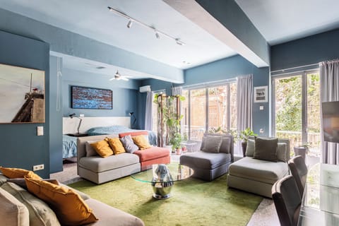 1st floor apt: Living room