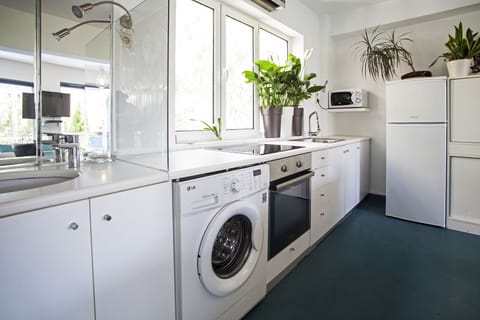 4th floor apt: kitchen