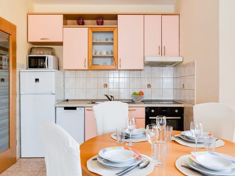 Cabinetry, Table, Property, Tableware, Furniture, Countertop, Kitchen Sink, Sink, Dishware, Kitchen Appliance