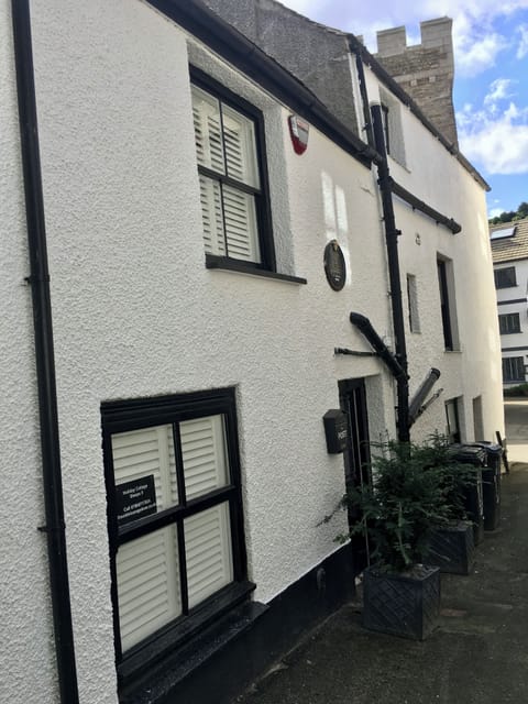 Cottage from the outside in the old town on Looe, stone throw away from beach 