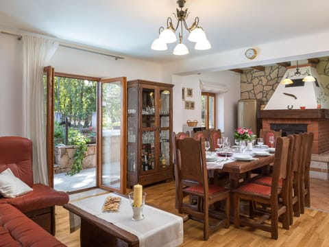 Room, Property, Furniture, Interior Design, Dining Room, Building, Ceiling, Living Room, Table, House