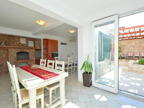 Plant, Table, Houseplant, Flowerpot, Wood, Floor, Interior Design, Flooring, Living Room, Picture Frame