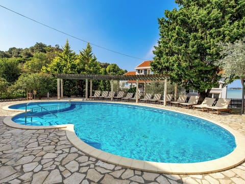 Water, Sky, Property, Daytime, Swimming Pool, Blue, Azure, Tree, Plant, Building