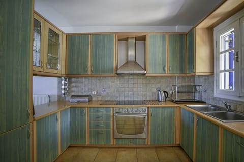 WELL EQUIPPED KITCHEN WITH DISH WASHER, FRIDGE FREEZER, WASHING MACHINE ETC.