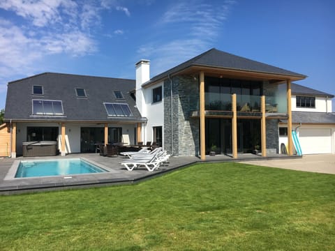 Entrance View, Pool, Hot tub, Table tennis 