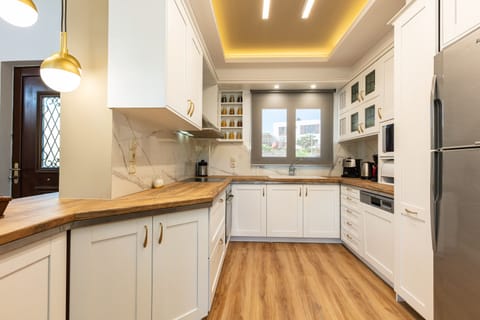 Kitchen provides all essentials for a self catered vacation