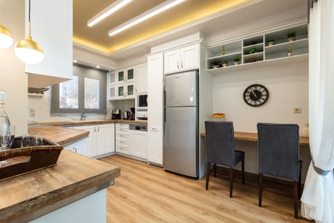 Desktop office work space available in kitchen