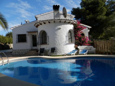 Beautiful Villa , 3 bedrooms, extra sleeping with sofa bed. Wifi, part Ac. UK TV