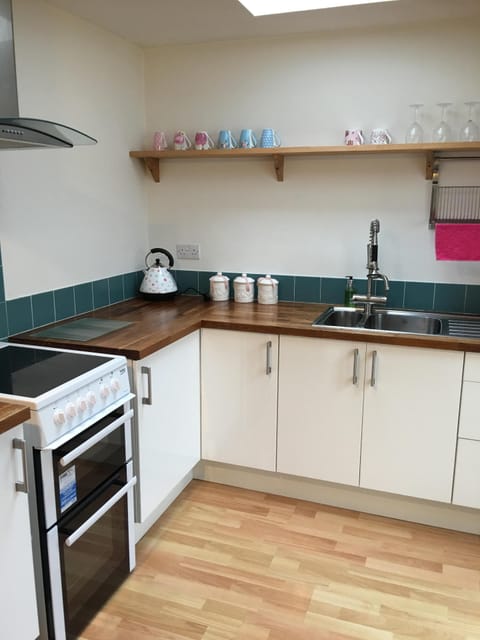 Kitchen area with electric cooker 