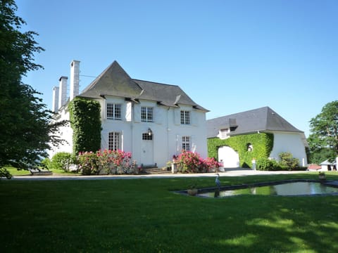 The Manor House Apt is located over 3 floors to the right of the entrance