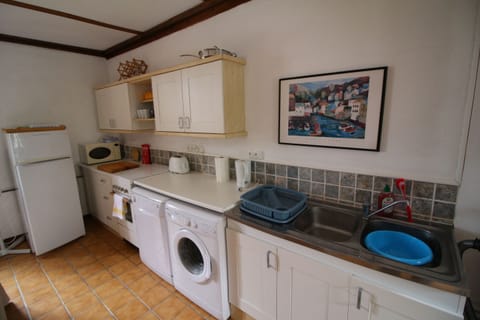 Well equipped kitchen area with dishwasher