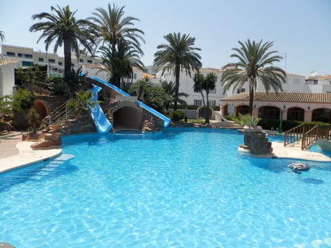 Amazing swimming pool, slides and tunnel/cave. Plus Children's pool for toddlers