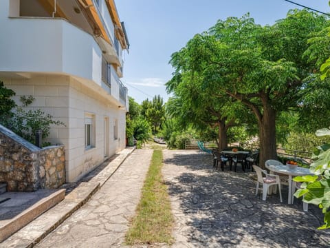 Property, Plant, Sky, Building, Road Surface, Tree, Urban Design, Window, Table, Real Estate