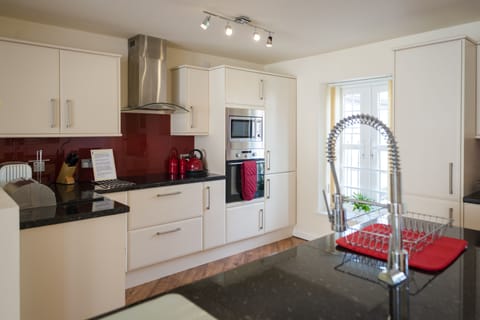 Full oven, microwave.
Full fridge & freezer. Dishwasher. Coffee machine.