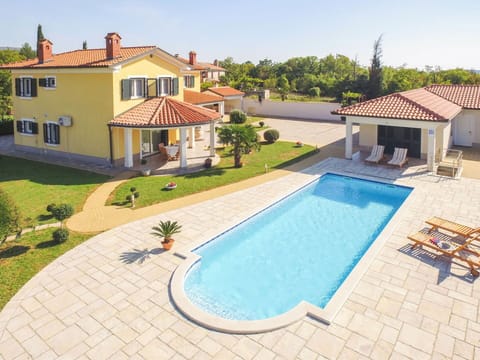 Property, Swimming Pool, House, Building, Real Estate, Home, Residential Area, Villa, Estate, Resort