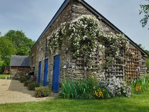 L'ancienne porcherie et le four à pain