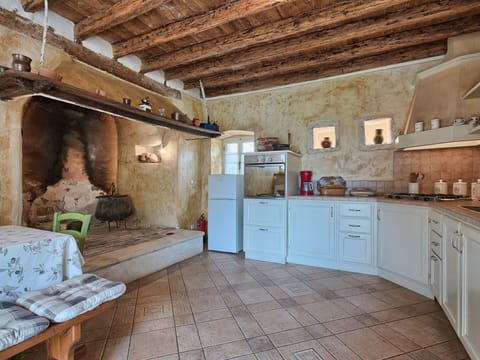 Property, Building, Room, Interior Design, House, Ceiling, Beam, Furniture, Architecture, Estate