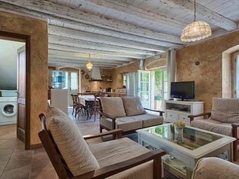 Furniture, Couch, Table, Building, Wood, Houseplant, Picture Frame, Comfort, Interior Design, Lighting