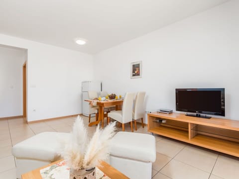 Room, Property, Furniture, Interior Design, Living Room, Real Estate, Ceiling, House, Building, Floor