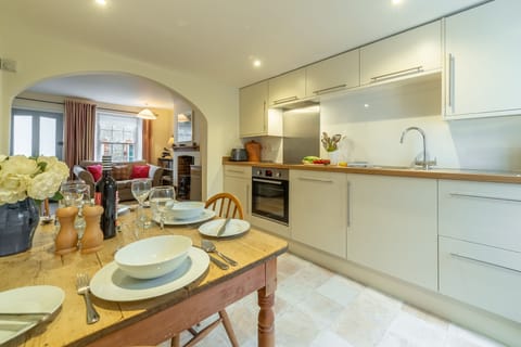 Petts Cottage, Burnham Market: The kitchen and dining area