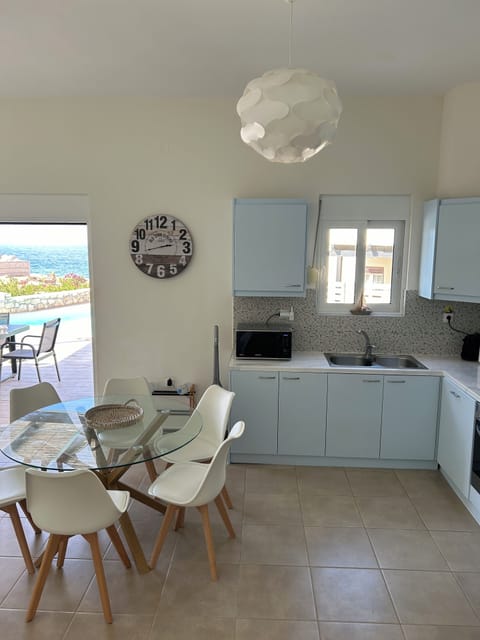 Fully equipped kitchen diner, table, microwave, coffeemaker, kettle, toaster.