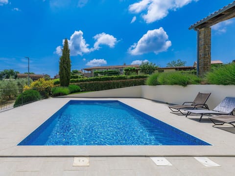 Cloud, Sky, Water, Plant, Daytime, Property, Swimming Pool, Blue, Light, Azure