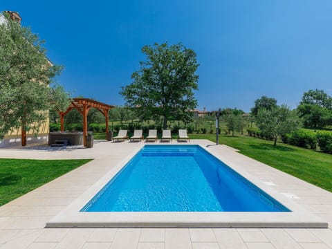 Water, Plant, Daytime, Property, Sky, Swimming Pool, Botany, Nature, Azure, Rectangle