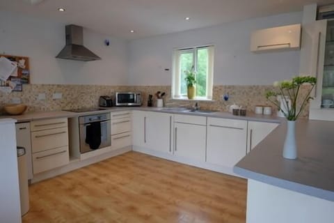 fully fitted kitchen