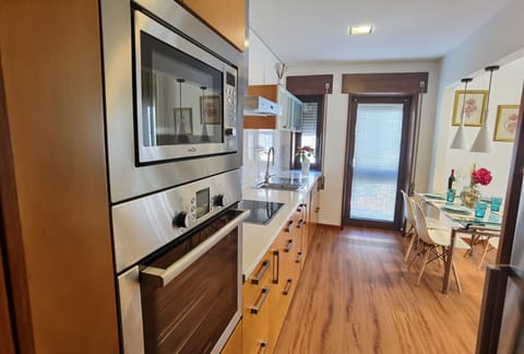 cozinha e mesa de refeições