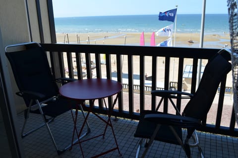 sea ​​side balcony equipped with two chairs and a table Lafuma BISTRO