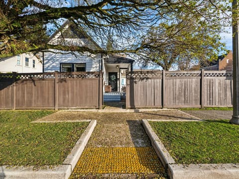 Front entry, fully enclosed yard with 6' fence.