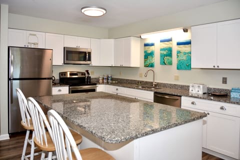 Enjoy the recently renovated kitchen!