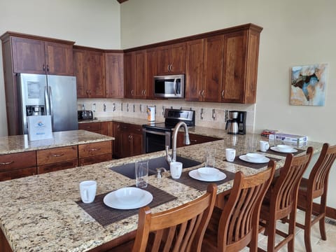 Full size kitchen stocked with the essentials!