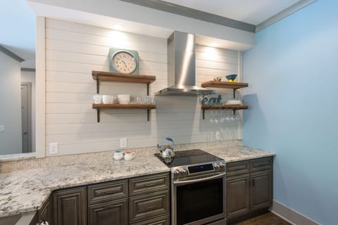 Full kitchen - full-size fridge, cook top range / oven, microwave and dishwasher